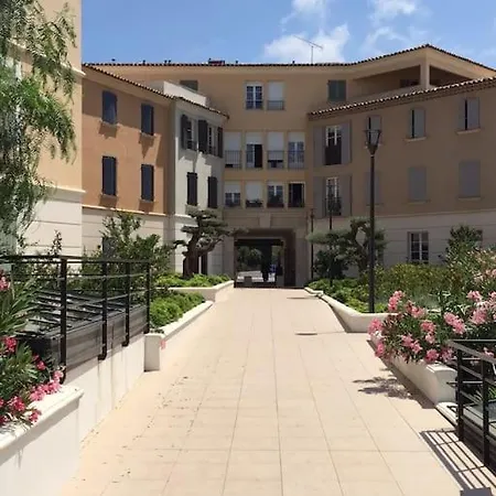 New Development Place Des Lices アパート